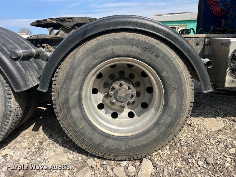 image for item LD9360 2006 Kenworth T600 semi truck