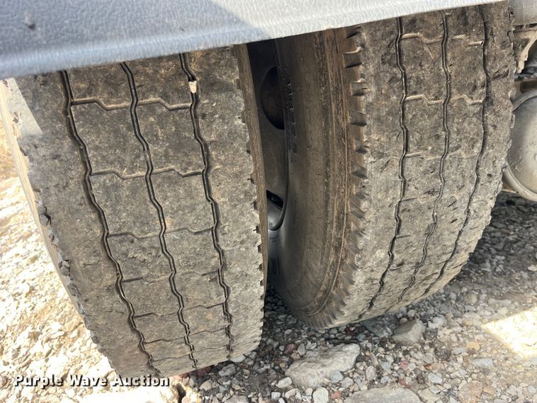 image for item LD9360 2006 Kenworth T600 semi truck