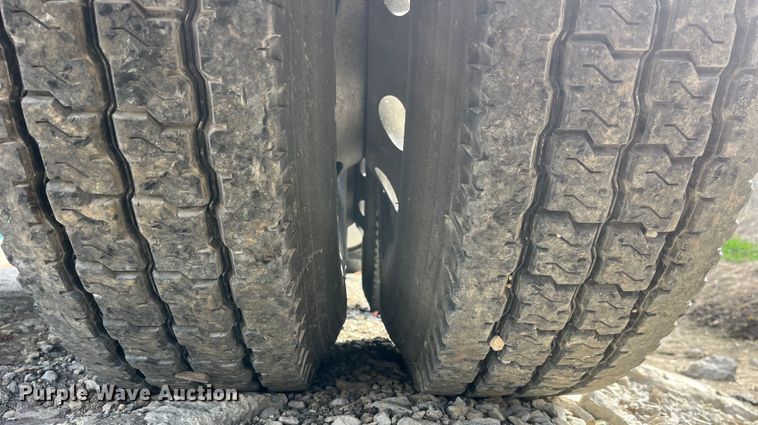 image for item LD9360 2006 Kenworth T600 semi truck