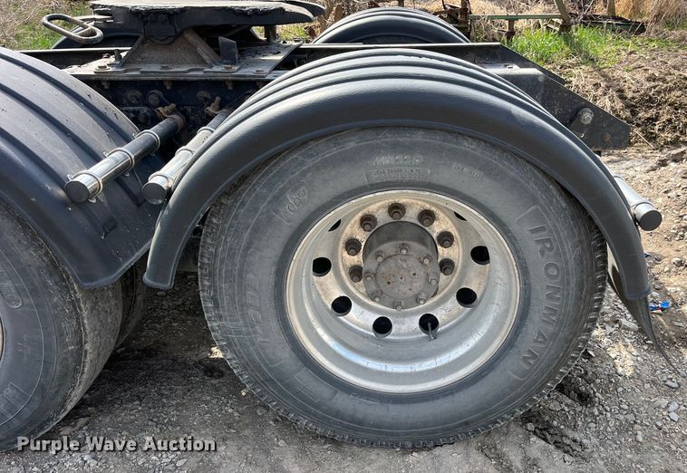 image for item LD9360 2006 Kenworth T600 semi truck