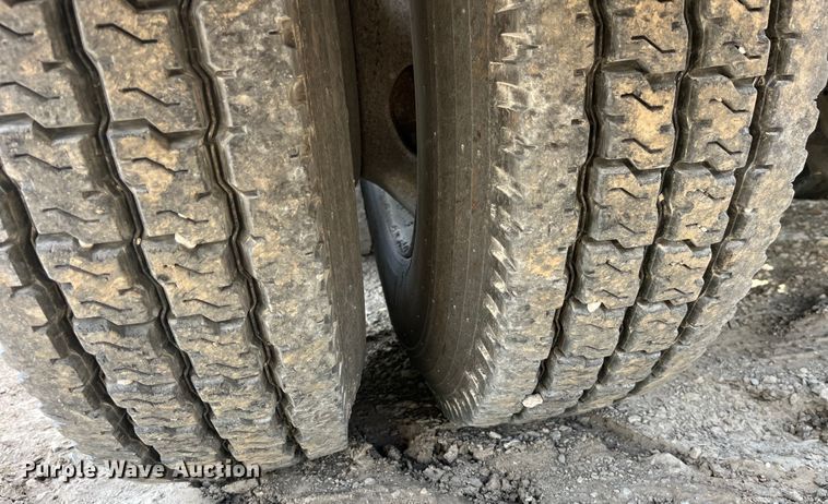 image for item LD9360 2006 Kenworth T600 semi truck