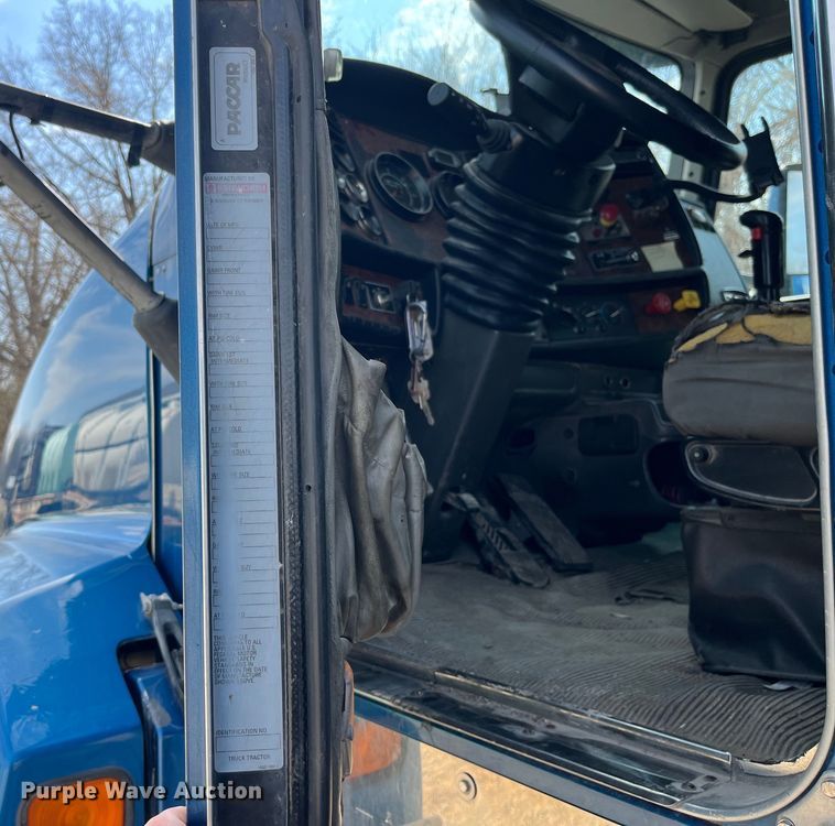 image for item LD9360 2006 Kenworth T600 semi truck