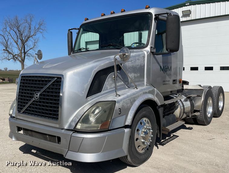 image for item LW9023 2006 Volvo  VNL semi truck