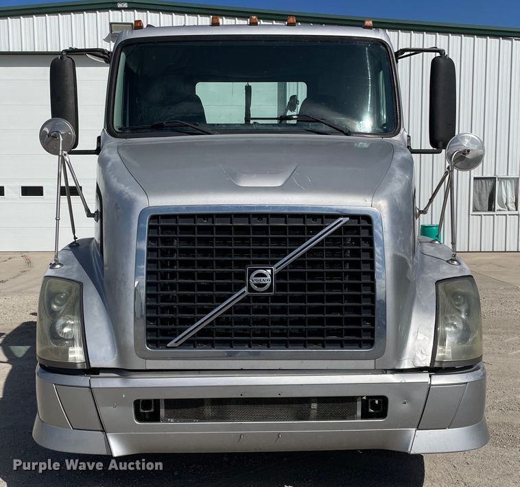 image for item LW9023 2006 Volvo  VNL semi truck