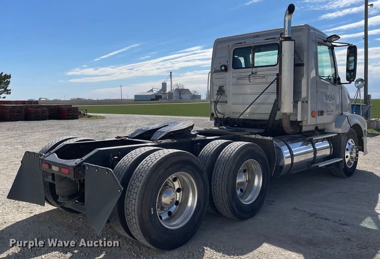 image for item LW9023 2006 Volvo  VNL semi truck