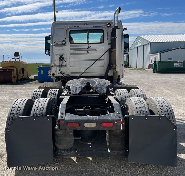 image for item LW9023 2006 Volvo  VNL semi truck