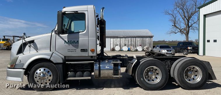 image for item LW9023 2006 Volvo  VNL semi truck