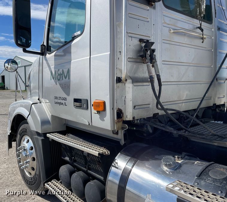 image for item LW9023 2006 Volvo  VNL semi truck