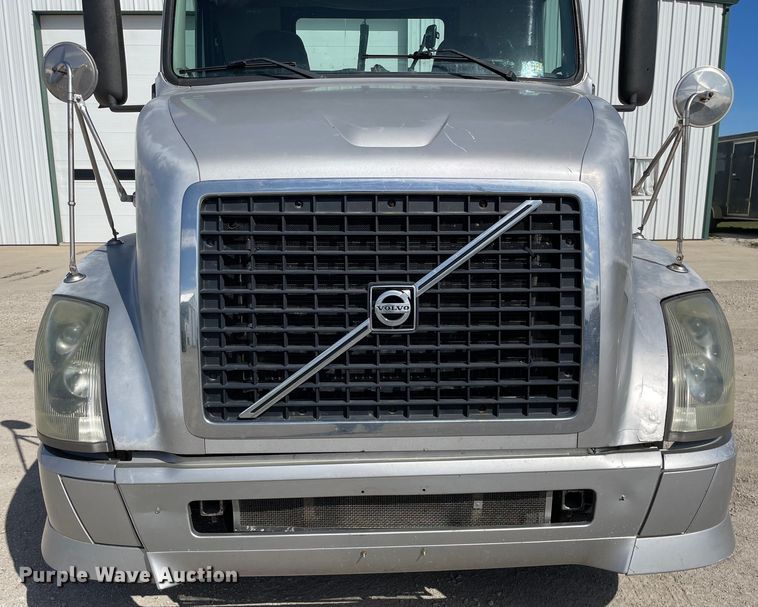 image for item LW9023 2006 Volvo  VNL semi truck