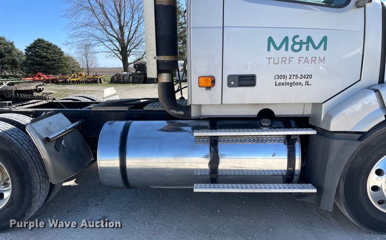 image for item LW9023 2006 Volvo  VNL semi truck