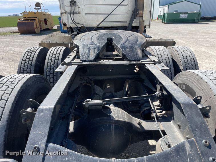 image for item LW9023 2006 Volvo  VNL semi truck