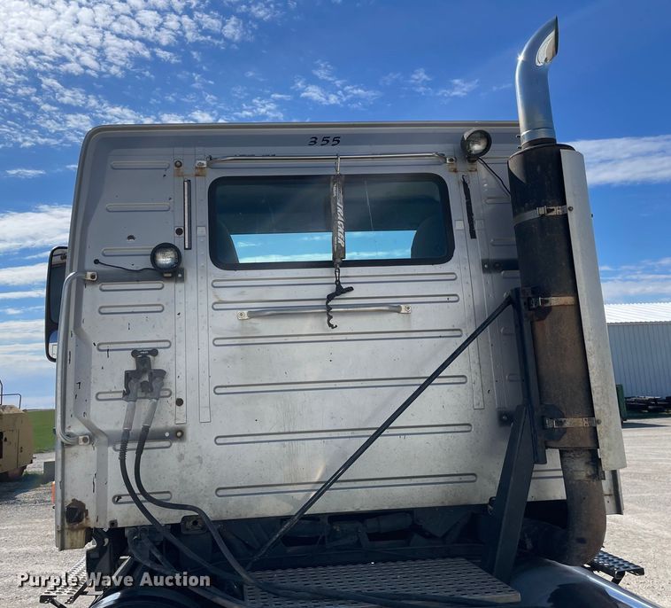 image for item LW9023 2006 Volvo  VNL semi truck