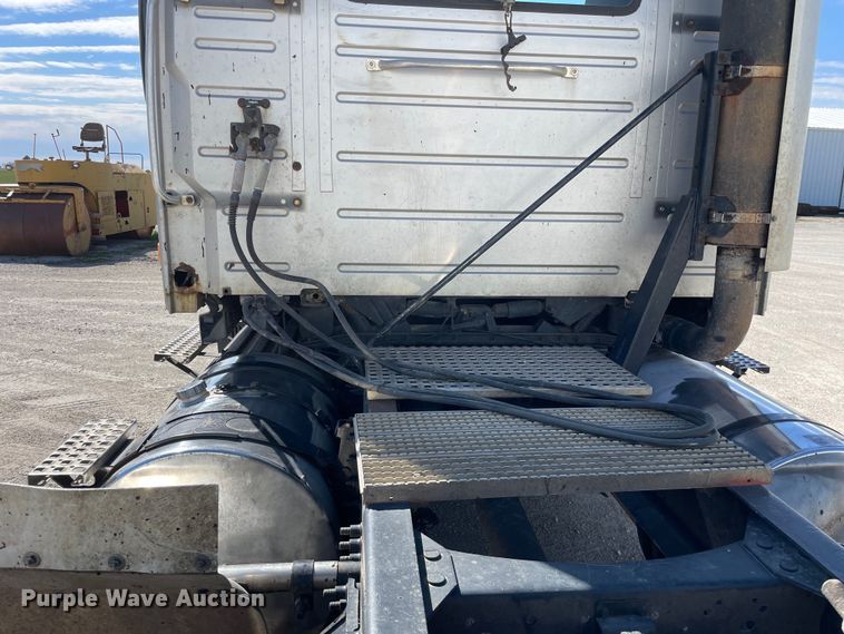 image for item LW9023 2006 Volvo  VNL semi truck