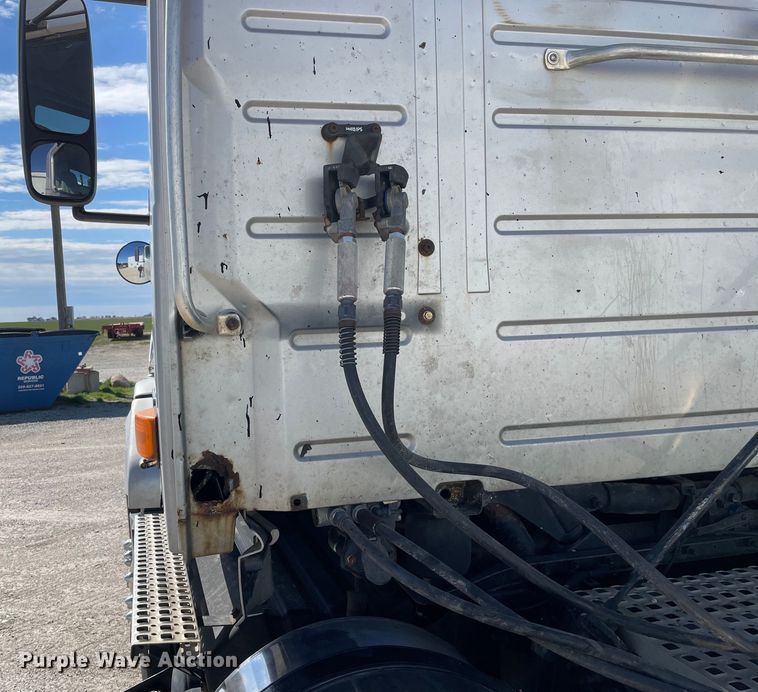 image for item LW9023 2006 Volvo  VNL semi truck