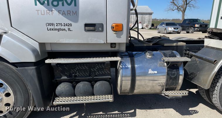 image for item LW9023 2006 Volvo  VNL semi truck