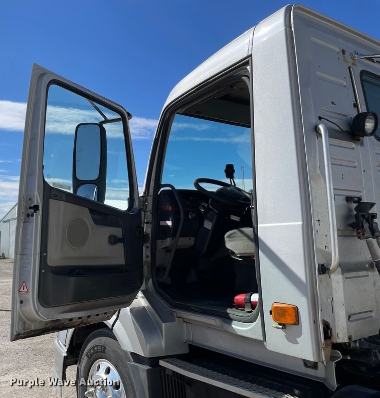 image for item LW9023 2006 Volvo  VNL semi truck