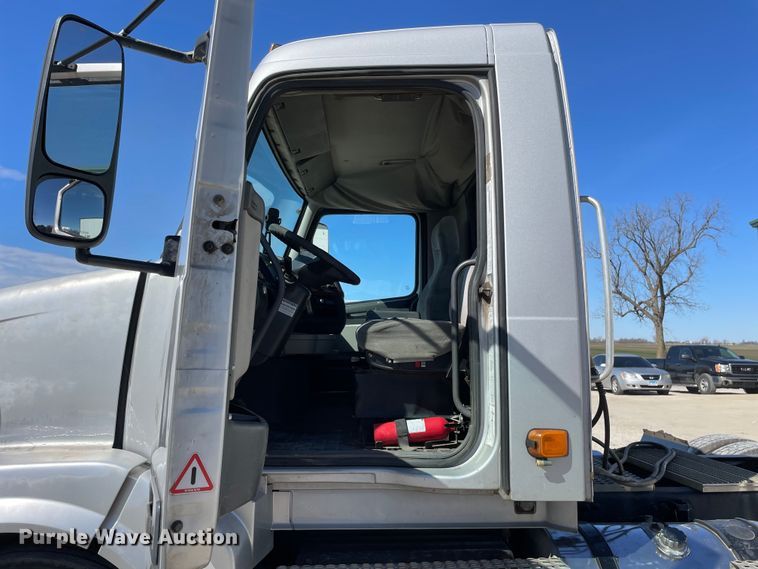 image for item LW9023 2006 Volvo  VNL semi truck