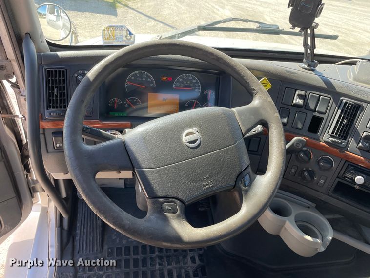 image for item LW9023 2006 Volvo  VNL semi truck