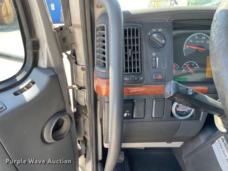 image for item LW9023 2006 Volvo  VNL semi truck