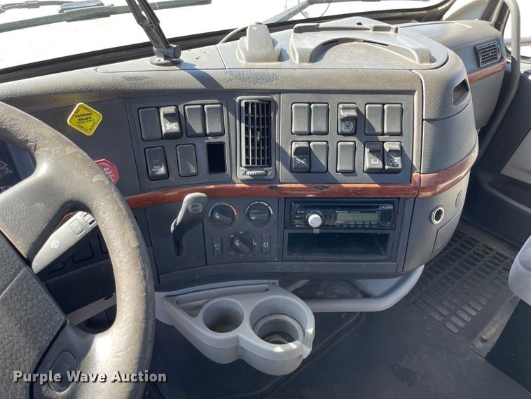 image for item LW9023 2006 Volvo  VNL semi truck