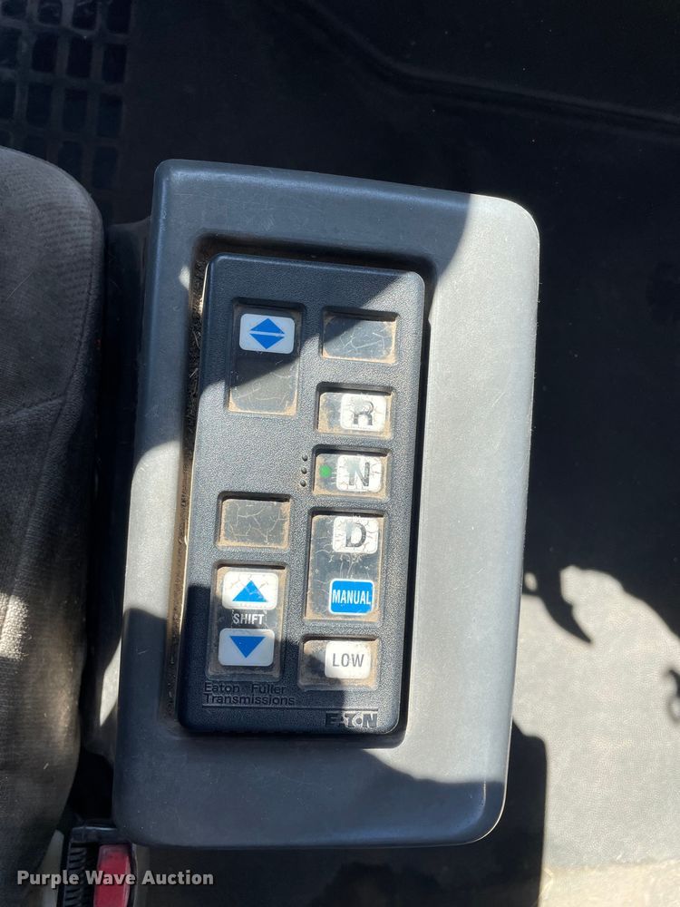 image for item LW9023 2006 Volvo  VNL semi truck