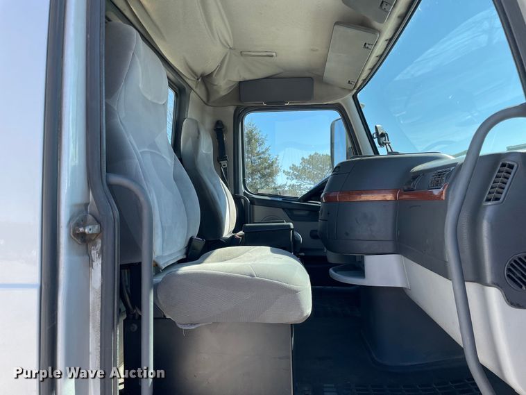 image for item LW9023 2006 Volvo  VNL semi truck