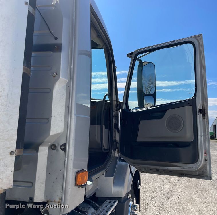 image for item LW9023 2006 Volvo  VNL semi truck