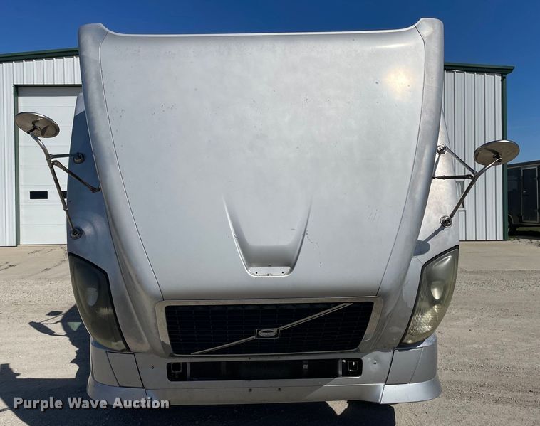 image for item LW9023 2006 Volvo  VNL semi truck