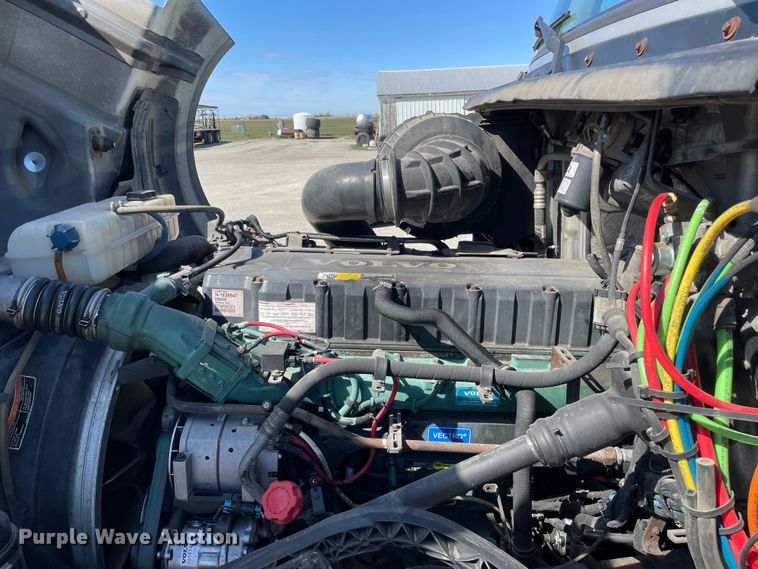 image for item LW9023 2006 Volvo  VNL semi truck