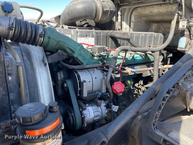 image for item LW9023 2006 Volvo  VNL semi truck