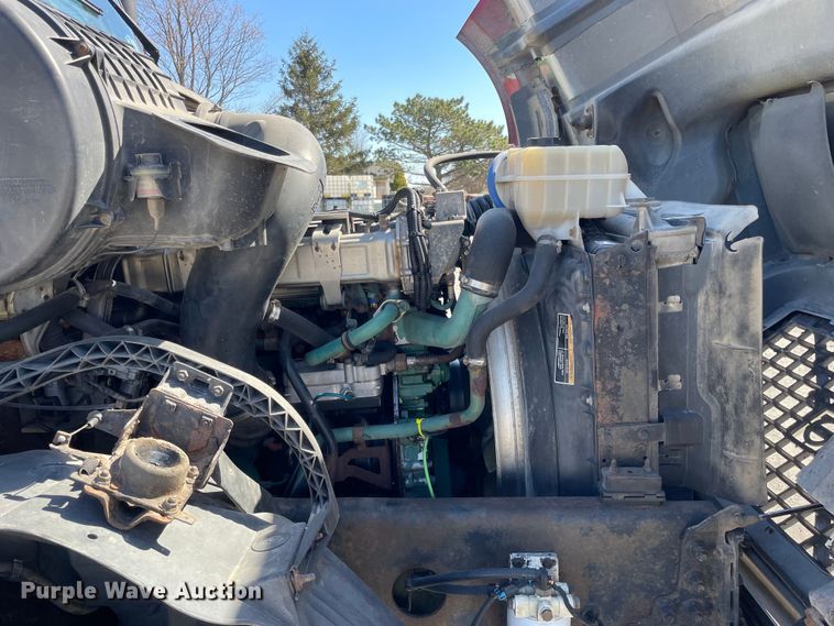 image for item LW9023 2006 Volvo  VNL semi truck