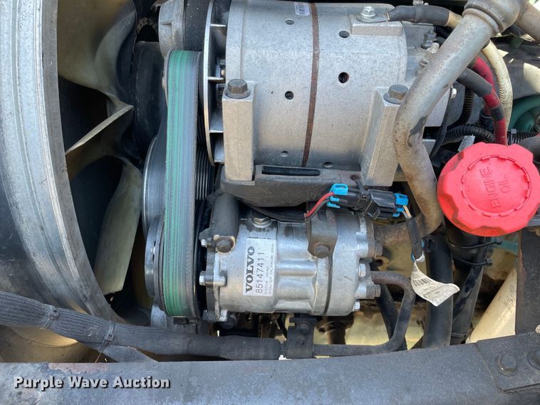 image for item LW9023 2006 Volvo  VNL semi truck