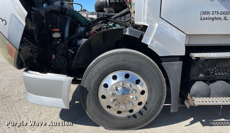 image for item LW9023 2006 Volvo  VNL semi truck