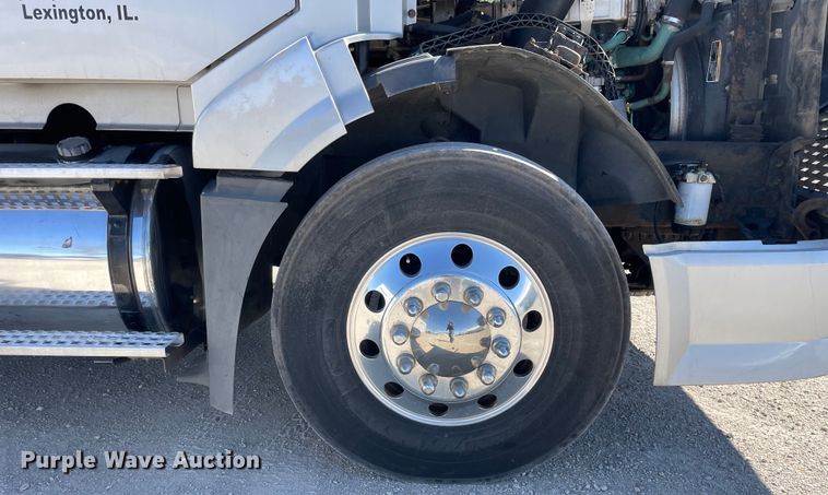 image for item LW9023 2006 Volvo  VNL semi truck