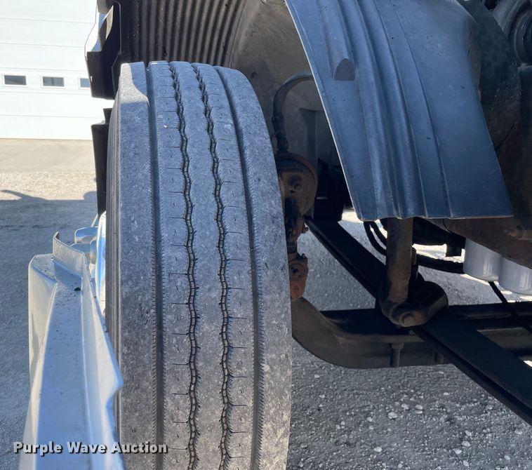 image for item LW9023 2006 Volvo  VNL semi truck