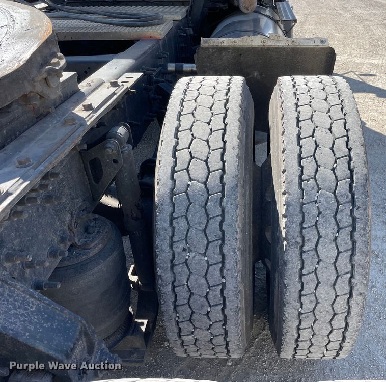 image for item LW9023 2006 Volvo  VNL semi truck