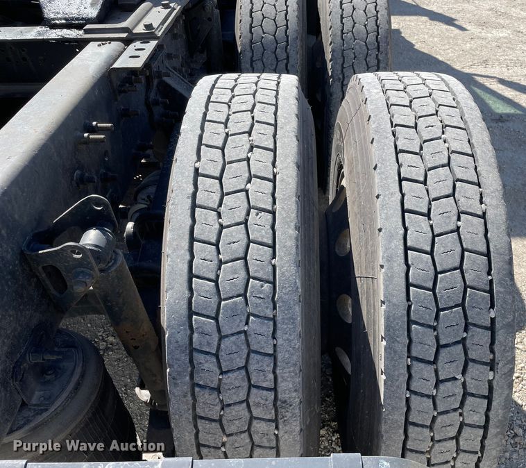 image for item LW9023 2006 Volvo  VNL semi truck