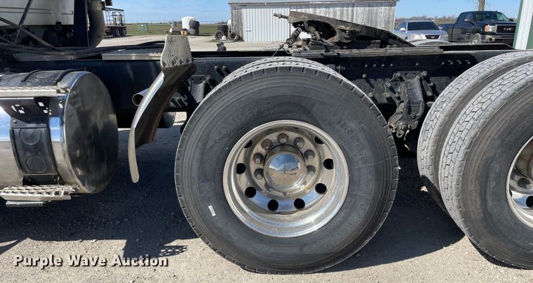 image for item LW9023 2006 Volvo  VNL semi truck