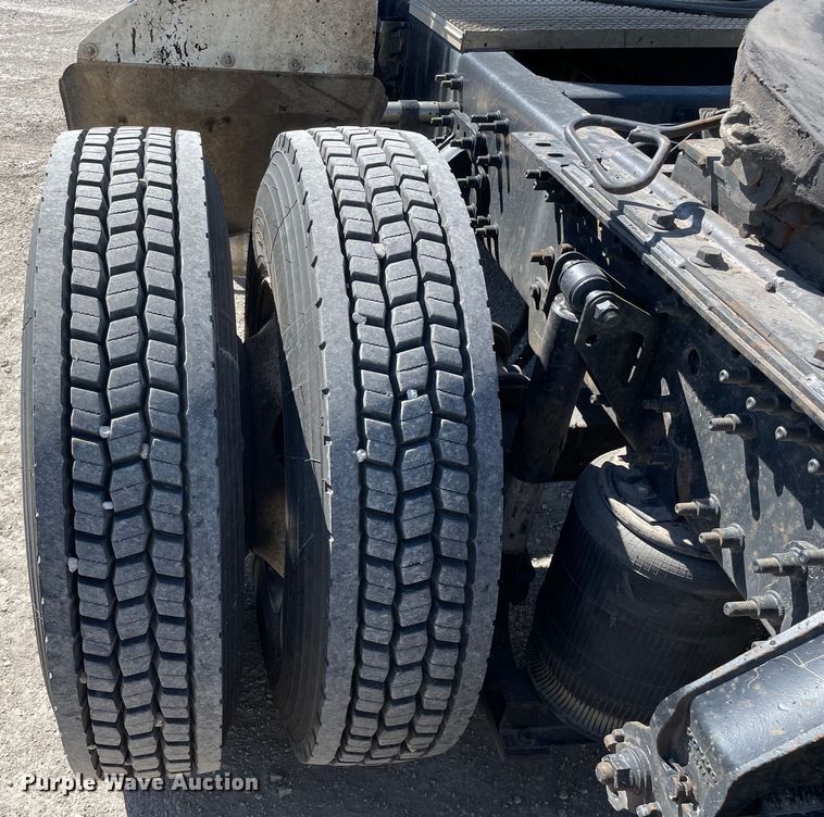 image for item LW9023 2006 Volvo  VNL semi truck