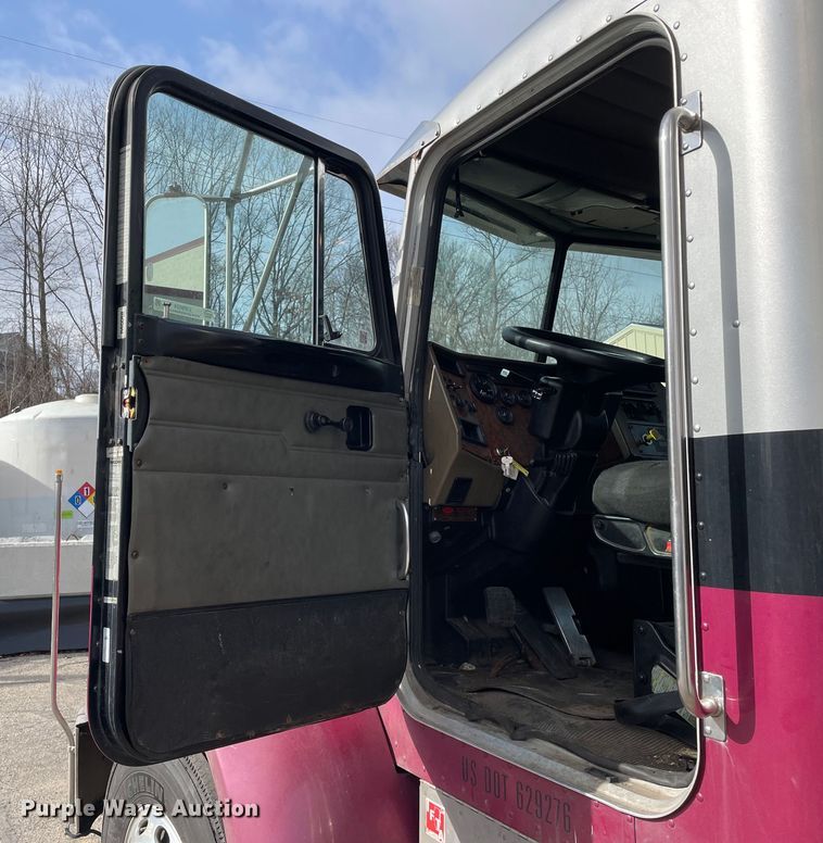 image for item LW9024 2003 Peterbilt 330 box truck