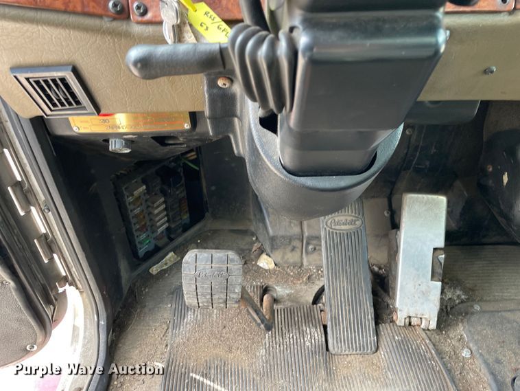 image for item LW9024 2003 Peterbilt 330 box truck