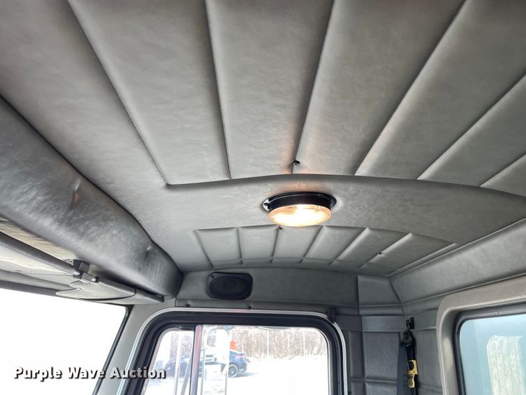 image for item LW9024 2003 Peterbilt 330 box truck