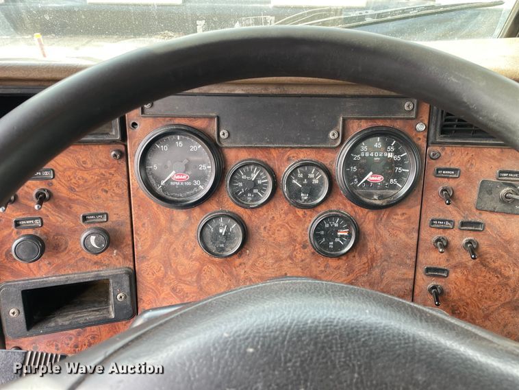 image for item LW9024 2003 Peterbilt 330 box truck