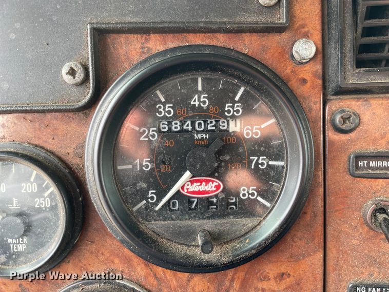 image for item LW9024 2003 Peterbilt 330 box truck