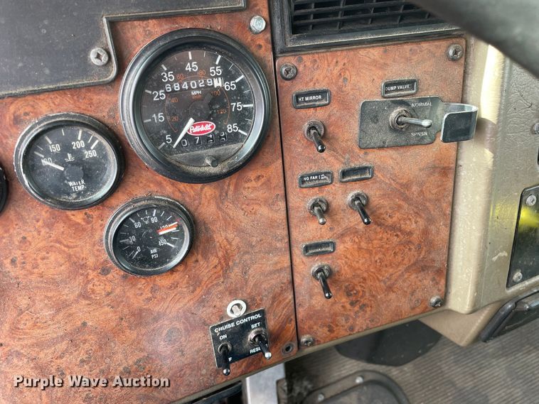 image for item LW9024 2003 Peterbilt 330 box truck