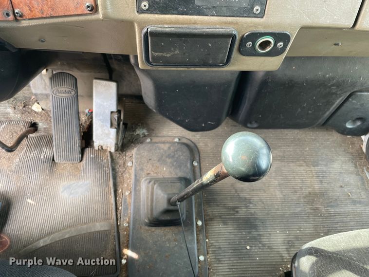 image for item LW9024 2003 Peterbilt 330 box truck