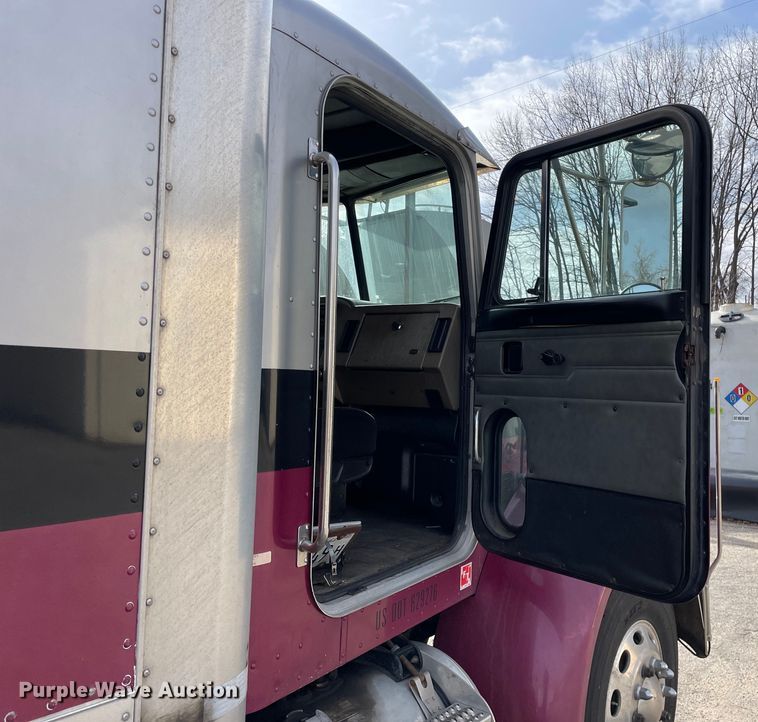 image for item LW9024 2003 Peterbilt 330 box truck