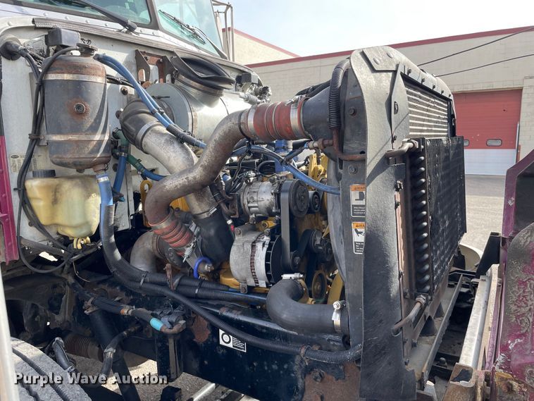 image for item LW9024 2003 Peterbilt 330 box truck