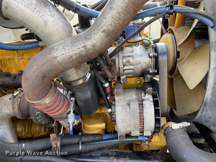 image for item LW9024 2003 Peterbilt 330 box truck