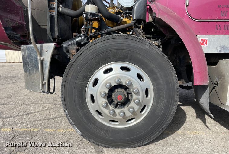 image for item LW9024 2003 Peterbilt 330 box truck